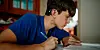 Ein Schüler mit einem Cochlea-Implantat bei den Hausaufgaben. Für die Entwicklung der Kinder ist das Hören immens wichtig.