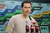 Dino Toppmöller auf der Pressekonferenz in Augsburg