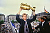 orwart Uli Stein präsentiert den Fans auf dem Rathausmarkt den DFB-Pokal