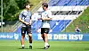 Loic Favé und Merlin Polzin sprechen auf dem Trainingsplatz zueinander