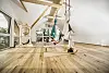 Ein ästhetischer Blickfang sind die Aerial Yoga Einheiten, die regelmäßig in Jordan’s Untermühle angeboten werden.