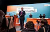 Armin Laschet, Ministerpräsident und Landesparteivorsitzender, freut sich über den Applaus nach seiner Abschlussrede vor den Delegierten auf dem Landesparteitag der CDU Nordrhein-Westfalen.
