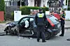 Polizisten am Ford Fiesta. Der Fahrer kam in ein Krankenhaus.