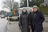 Die Anwohner Kristina und Hermann und Frömmrich und Thomas Bringe (m.) wurden von der Aktion völlig überrumpelt.