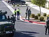 Polizeibeamte aus Henderson stehen in einem Wohnkomplex in Henderson, wo Schüsse gefallen waren.