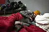 Thomas Dameron umarmt seinen drei Monate alten Welpen Rello in einer Notunterkunft für Obdachlose in der Action Church, während einer Kältewelle in den USA.