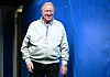 Horst Hrubesch marschiert durch das Volksparkstadion