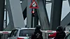 Autos vor einer Brücke