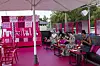 Ein Traum in pink: Besucher:innen des Cafés können Perlenketten knüpfen und Postkarten schreiben.
