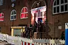 Einsatzkräfte durchsuchen das umstellte Gebäude in Hamburg-Hamm.