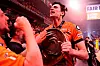 Berlins Jake Hanes feiert mit Meisterschale.