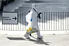 Ein forensischer Ermittler trägt Beweismaterial.