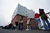 Impfwillige warten in einer langen Schlange vor der Elbphilharmonie auf Einlass.