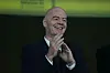 Gianni Infantino klatscht