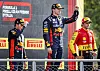 Max Verstappen auf dem Podium in Monza mit Carlos Sainz und Sergio Perez