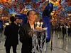 Eine Frau pustet die Kerzen auf einem Geburtstagskuchen aus.