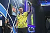 Darts-Profi Diogo Portela winkt ins Publikum