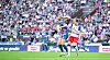 St. Paulis Kapitänin Annie Kingman im Duell mit Dana Marquardt vom HSV – vor einer proppenvollen Tribüne. 19.710 Zuschauende waren am Millerntor dabei.