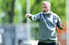Tim Walter gestikuliert im HSV-Training