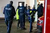 Eine Polzistin trägt den gesuchten Zweijährigen auf dem Arm.