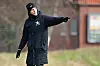 St. Pauli-Trainer Fabian Hürzeler zeigt nach rechts