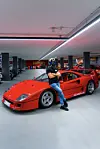 Auto-Influencer Gercollector, bürgerlich Michael Spegel, vor einem Ferrari F40 aus seiner Sammlung