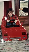 Michael Spegel als Kind in einem Spielzeugauto