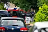 Polizeibeamte und Ermittler der Spurensicherung untersuchen den Tatort im Stadtteil Gaarden-Süd/Kronsburg.