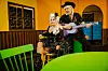 Die beiden im Western-Kostüm in einem bunten Saloon, der wie aus einem Comic aussieht