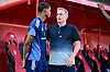 Stefan Kuntz am Trainingsplatz im Gespräch mit Wared Omari