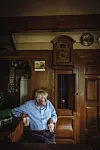 Älterer Mann vor historischer Pendeluhr