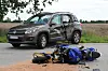 Der Motorradfahrer krachte in die Seite des VW Tiguan.
