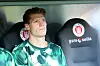 Kevin Behrens auf der St. Pauli-Bank beim Spiel des VfL Wolfsburg am Millerntor