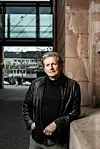 Prof. Dr. Gerhard Trabert (65) kandidiert als Bundespräsident. Der parteilose Arzt und Uni-Professor wurde von der Linkspartei aufgestellt. Er betreibt ein Arztmobil zur medizinischen Versorgung von wohnungslosen Menschen und war an Seenotrettungen beteiligt.