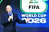 Gianni Infantino spricht in ein Mikrofon und schaut überzeugt