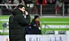 HSV-Trainer Merlin Polzin fasst sich an die Nase