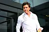 Toto Wolff im weißen Mercedes-Shirt.