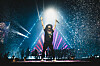Jared Leto mit 30 Seconds To Mars im Konfetti-Regen.