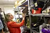 Die Pfandleiherin im Lager: Designertaschen, Jacken und Schuhen reihen sich aneinander.