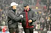 Bayern-Coach Vincent Kompany schlägt mit St. Paulis Trainer Alexander Blessin ein