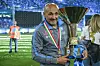 Napoli-Trainer Luciano Spalletti trägt den Pokal nach der gewonnen Meisterschaft
