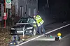 Ein Polizist untersucht den BMW. Der Fußgänger schleuderte von der Windschutz auf den Asphalt zurück.