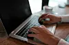 Mensch arbeitet am Computer