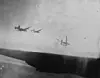 Ein anderer Bomber machte Aufnahmen von dem Absturz. Ein deutsches Flak-Geschütz traf die Maschine zwischen dem dritten und vierten Flügel.