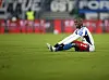 HSV-Profi Jean-Luc Dompe sitzt auf dem Boden