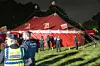 Polizisten sprechen mit Zeugen und Teilnehmern der blutigen Schlägerei am Zirkus.