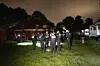 Polizisten stehen versammelt vor einem Zirkuszelt