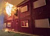 Flammen schlagen aus Container