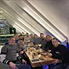Estnische Fußball-Nationalspieler sitzen mit Russlands Nationaltrainer an einem Tisch