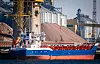 Ein Schiff. Im Hintergrund roter Sand